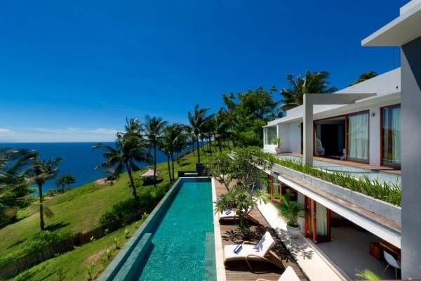 Exotisk villa-pool solstolar byggda på sluttningen