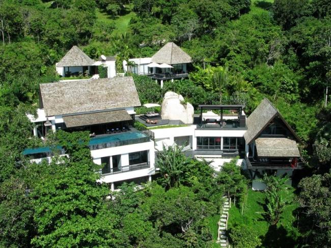 modern villa takpool lyxigt byggd i Yin Phuket-Thailand-i skogen