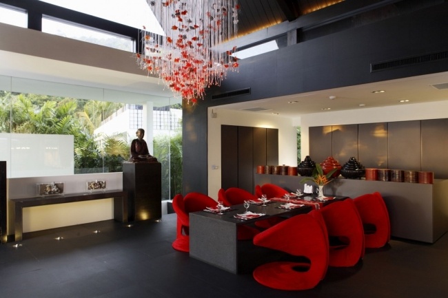 Exotisk villa interiör matbord stolar-röd modern hängande lampa