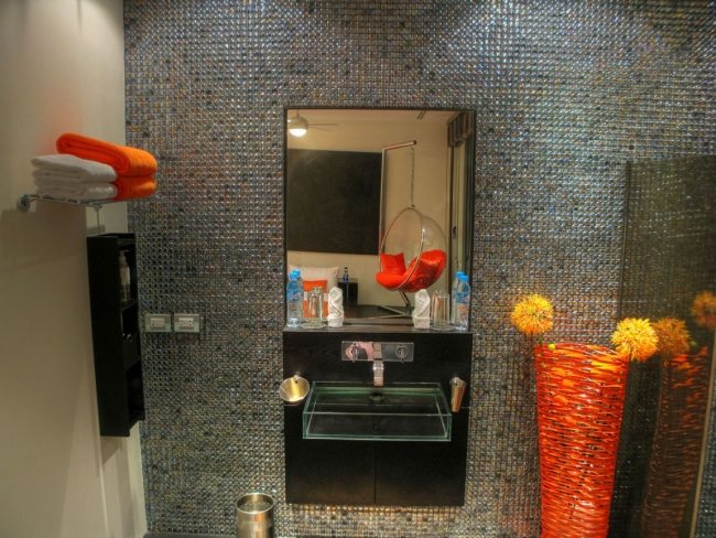Badrumsmosaik kakel väggspegel, handdukstork, orange detaljer, golvvas