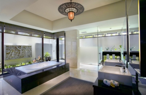 Moderna badrumsdesignidéer svartvitt glasvägg