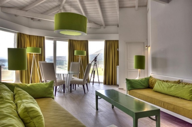 Lyxig svit-olivgröna gardiner-soffbord-vita-väggar-ovala fönster
