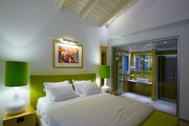 exotiskt-sovrum-med-separat-badrum-öppet-design-hotell-parga-salvator