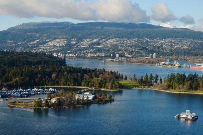 Lake Vancouver lyxlägenhet med modern inredning