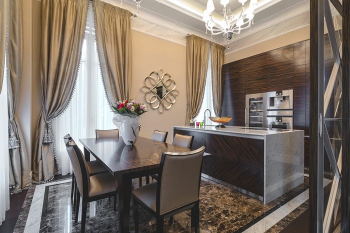 lyxig lägenhet kök marmor matbord gardiner guldgolv