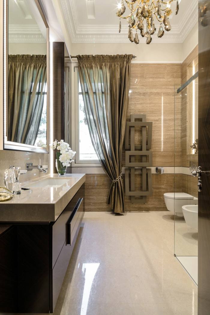 badrumsdesign italienkonsol träbrun spegelridå