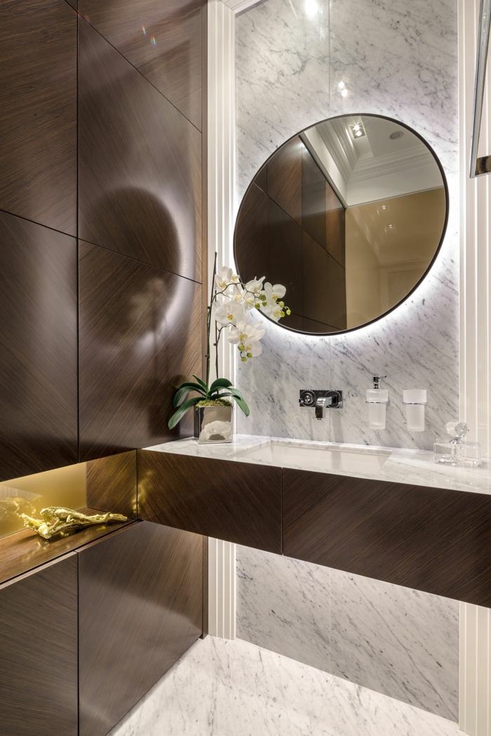 skåp badrum mörkbrunt trä vit marmor orkidékonsol