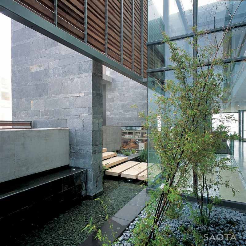 hus på sluttningen havsutsikt inomhus trädgård bambu