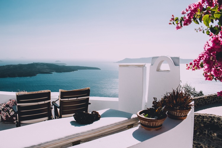 Lyxsemester Santorini Grekland sommarterrass med havsutsikt