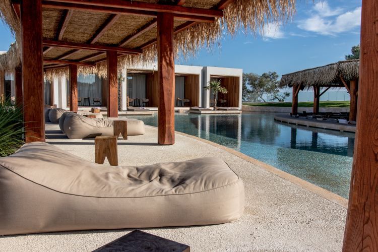 Lyxig semester Thailand lounge sängar runt poolen