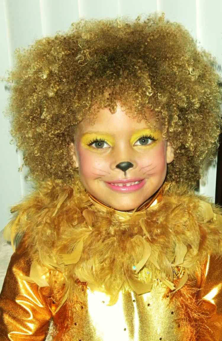 karneval lejon applicerar smink barn flicka ansiktsmålning