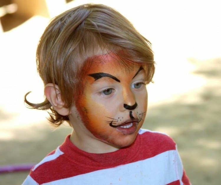 pojke lägger smink på lejon helt enkelt karneval