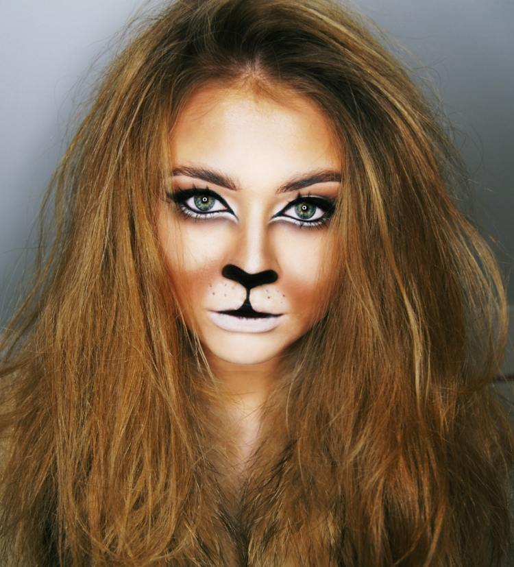 vuxet lejon som applicerar smink på kvinnans ansiktsmålning