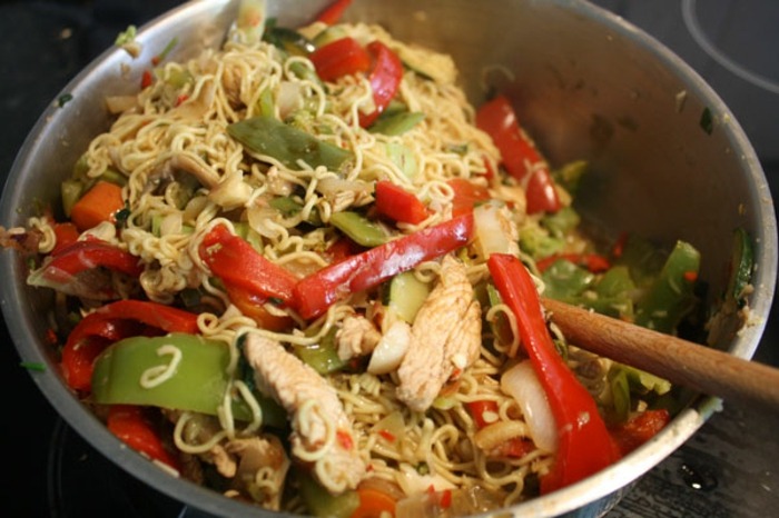 Kyckling-med-grönsaker i thailändsk stil med macapulver