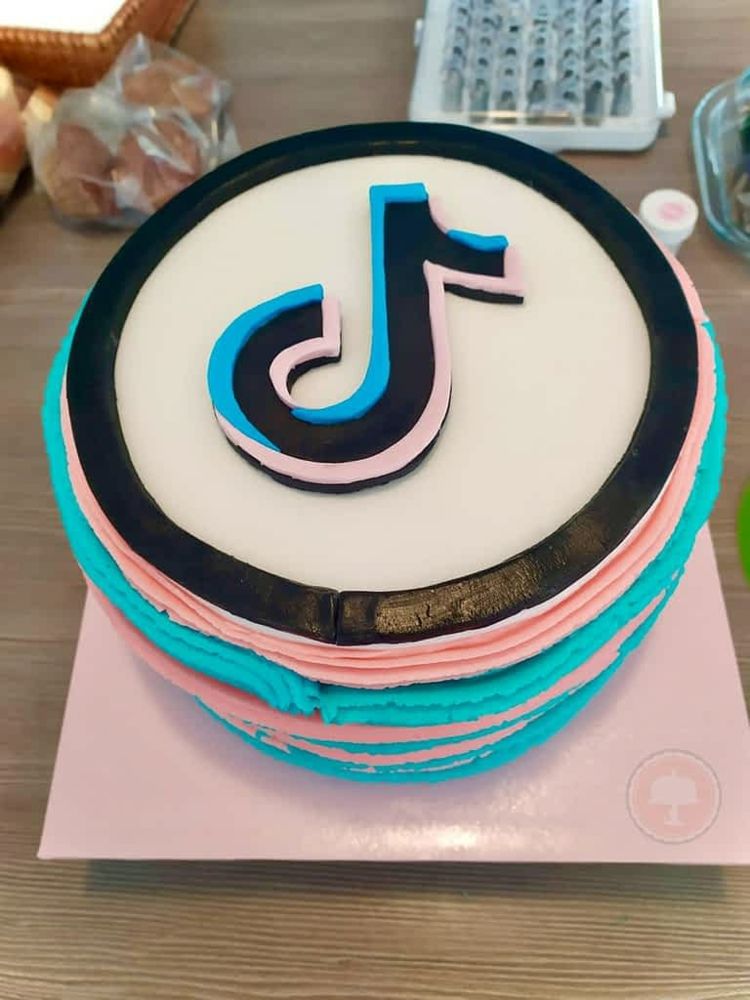 TikTok -tårta - instruktioner för dekoration med fondant och smörkräm