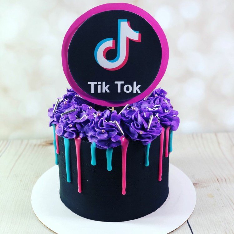 TikTok -tårta i svart, rosa och lila med logotyp som plugg