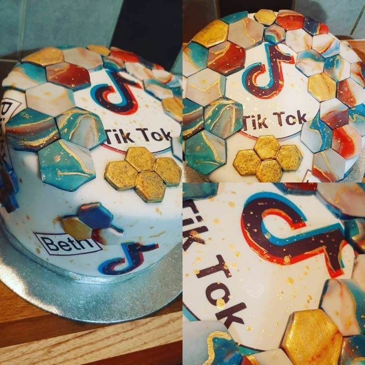 Modern TikTok -tårta med ett färgglatt hexagonmönster