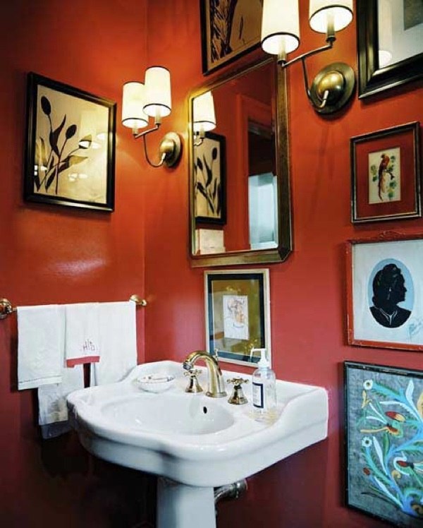 små-röda-badrum-med-målningar