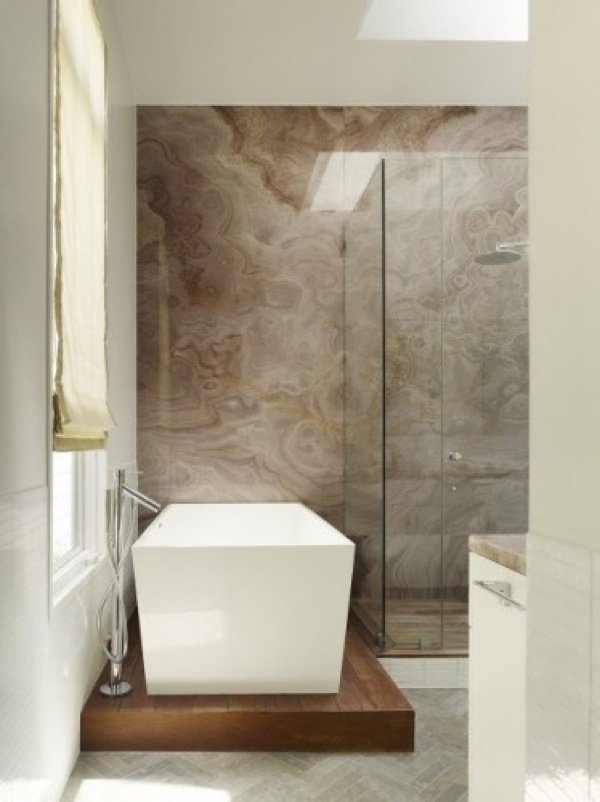 marmor-vägg-litet-badrum
