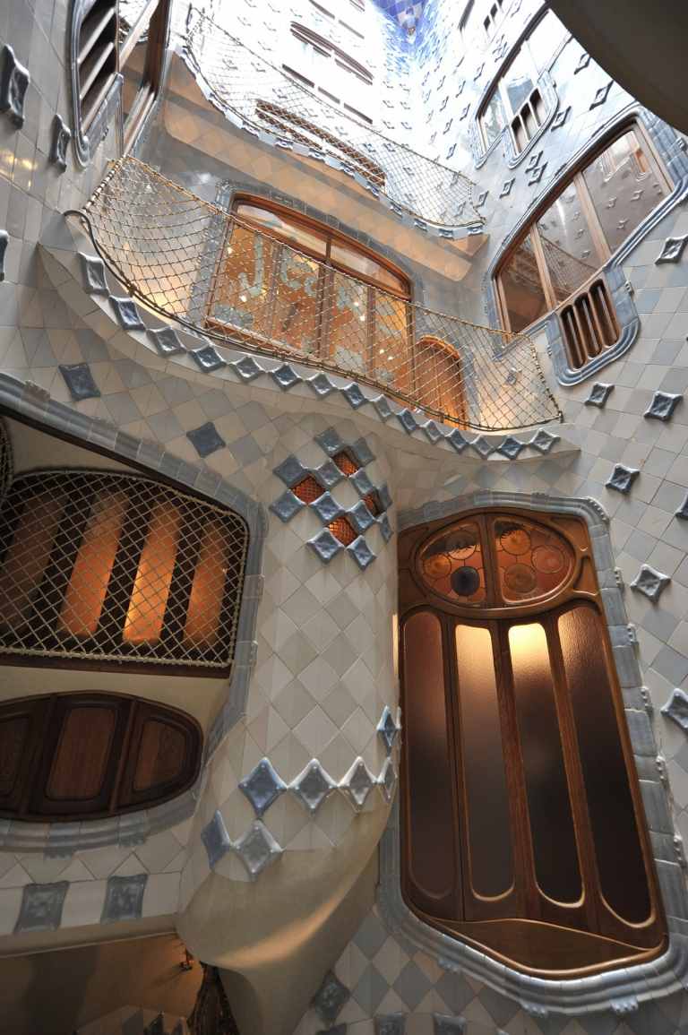 Magiska nätter Casa Batllos fasadmosaikfönstergård