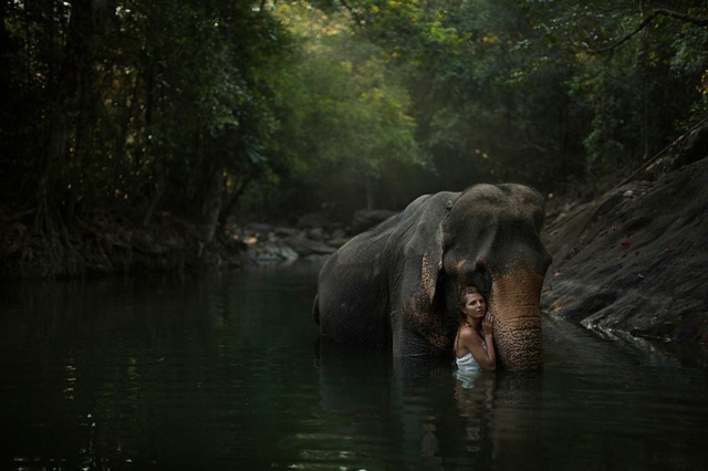 Kvinna-med-elefant-i-floden