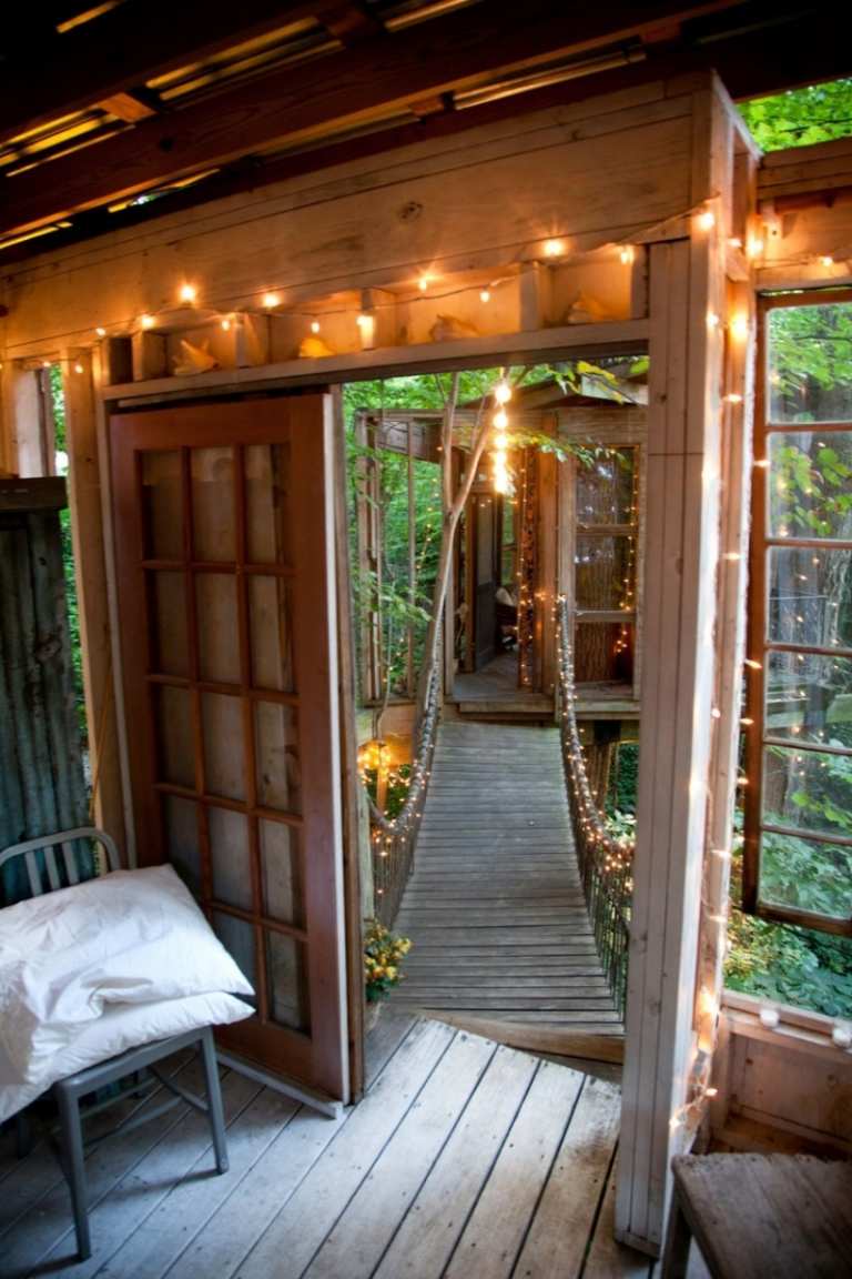 treehouse-living-fairy lights-hall-stol-romantisk-magisk-träd-skog