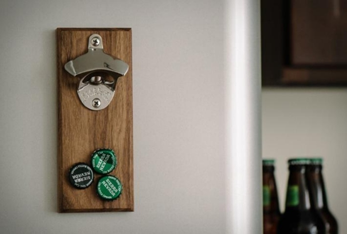 magnet-flasköppnare-design-gjord av valnötsträ