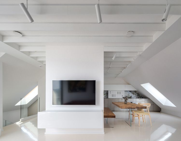 duplex galleri lägenhet med snett tak lägenhet modernt utrustat kök plattskärms -TV vardagsrum