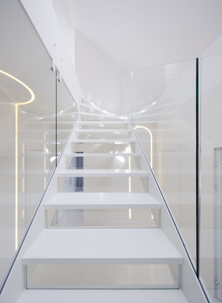 duplex galleri lägenhet med sluttande tak lägenhet moderna trappor glas fallskydd framsida vit