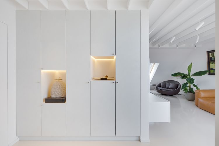 duplex galleri lägenhet med tak, modern design möbler öppen spis fåtölj skåp konst