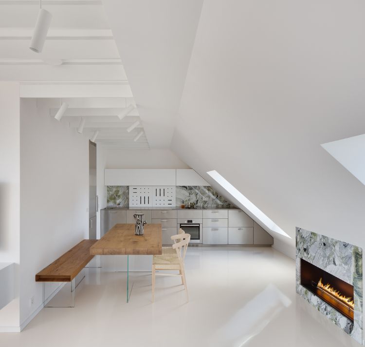 duplex galleri lägenhet med snett tak lägenhet modernt utrustat kök öppen spis vardagsrum