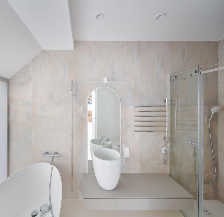 duplex galleri lägenhet med snett tak lägenhet modernt badrum duschkabin badkar handfat marmorvägg