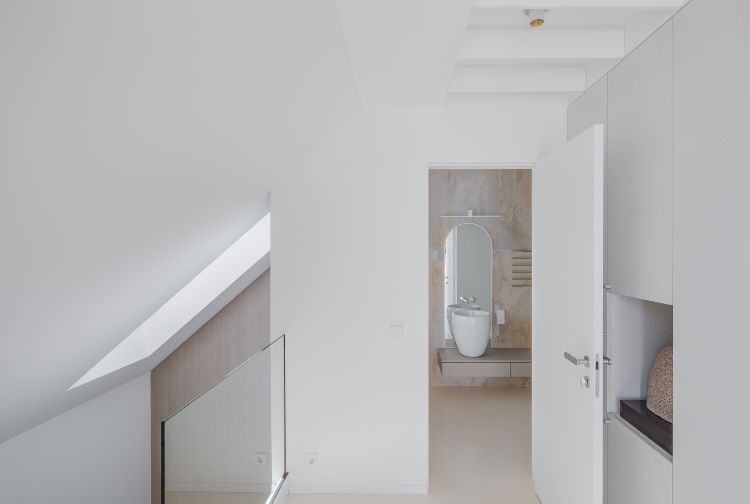 duplex galleri lägenhet med sluttande tak lägenhet modernt övervåning badrum