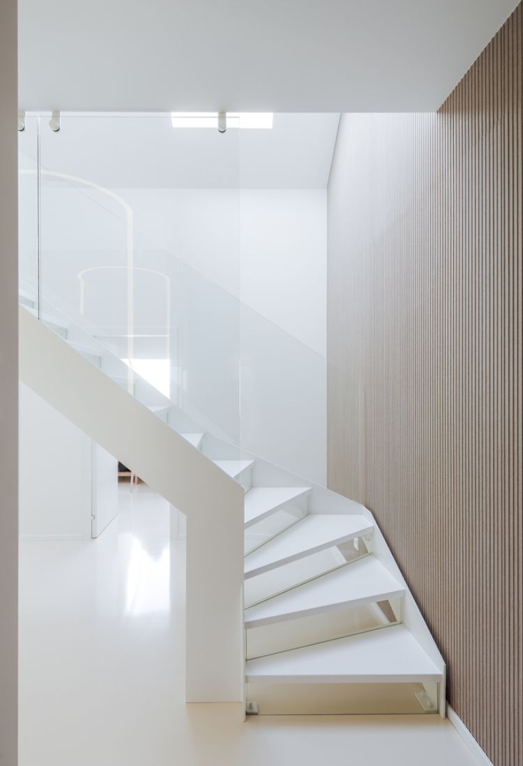 duplex galleri lägenhet med sluttande tak lägenhet moderna trappor glas fallskydd