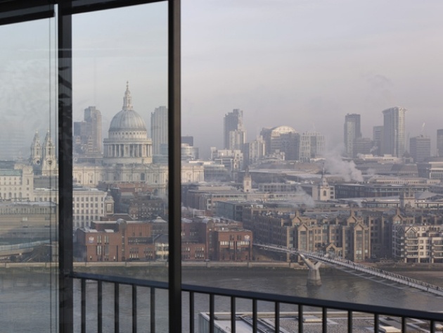 Lyxig duplex-på-the-bank-of-the-thames-london-panoramautsikt