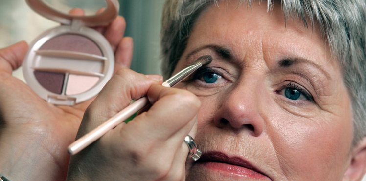 För kvinnor över 50 år är smink för hängande ögonlock mattbrun kajal-eyeliner