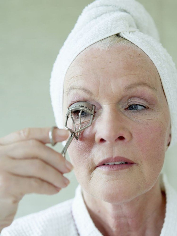 Använd ögonfransrullare från 50 års ålder