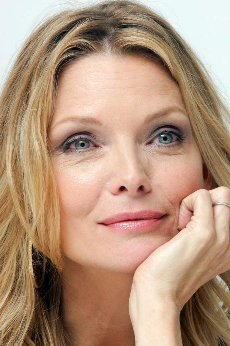 Naturligtvis, från 50 års ålder, kommer Michelle Pfeiffer att sätta på blå ögon