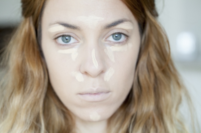 Applicera smink på face concealer 2