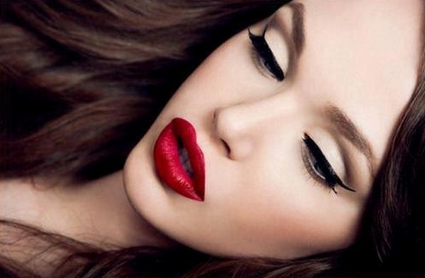 make-up trender flytande eyeliner långa röda läppar