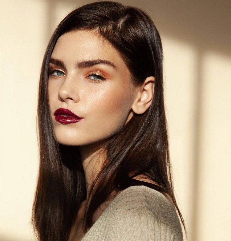 Bourgogne röda läppstift makeup trender 2020 ögonmakeup för Hersbt