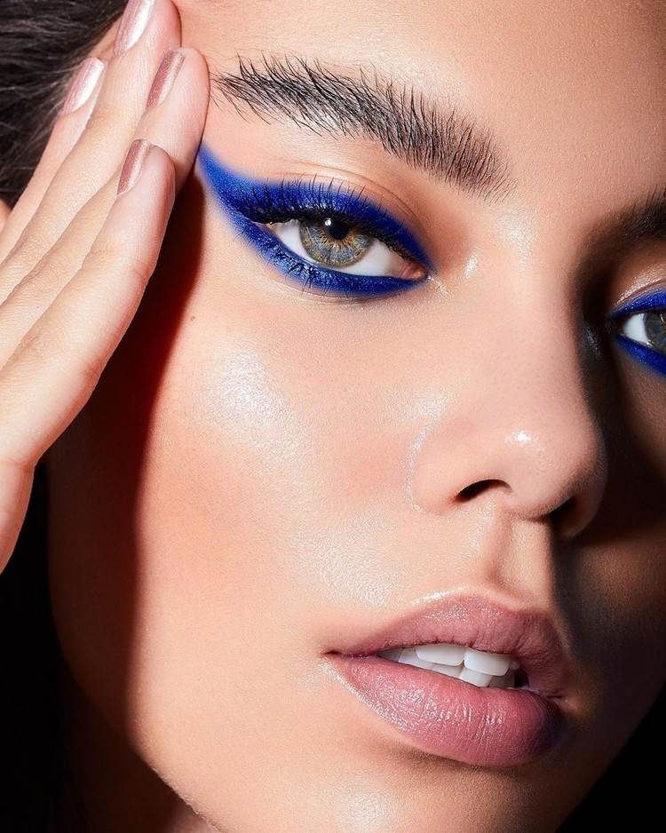 Makeup-trender 2020 klassisk blå ögonmakeup blå eyeliner
