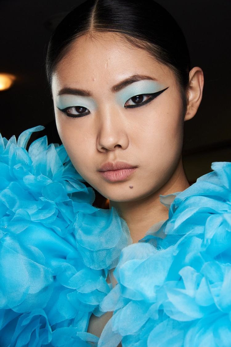 pastellblå ögonskugga eyeliner makeup trender 2020 Euphoria Makeup