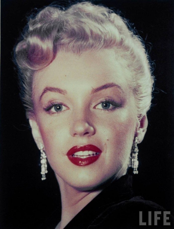 Marilyn Monroe red lip updo