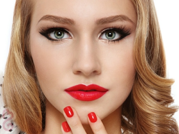 uttrycksfullt utseende vackert hår rött läppstift nagellack pulver appliceras
