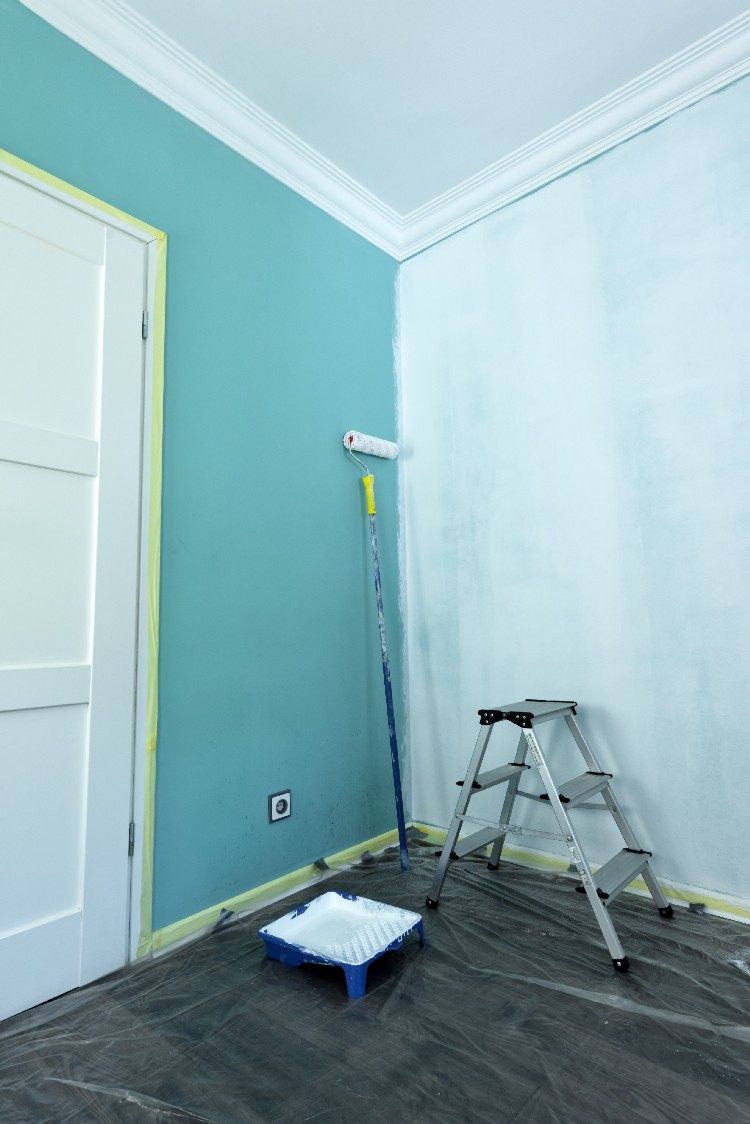 Innan du målar måste du täta golv, dörr- och fönsterkarmar