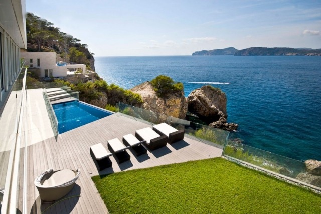 Lyxig villa stenig omgivning på Mallorca-infinity pool-trädäck