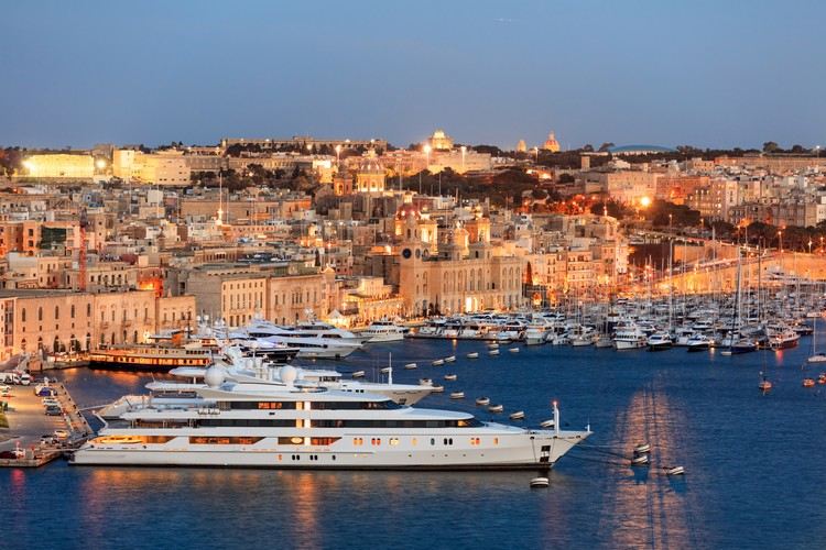 Besök Maltas huvudstad Valletta resa utan karantän vid återkomst