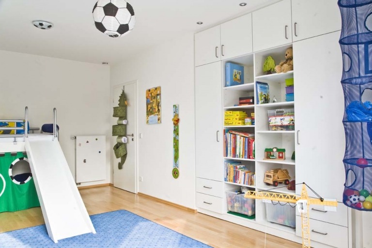 Skräddarsydda möbler Inbyggd garderob i barnrummet med förvaringsutrymme för leksaker