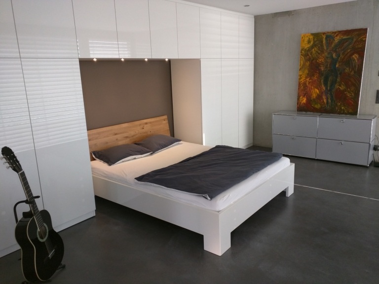 Designa sovrum för att spara utrymme Garderob med handlösa fronter